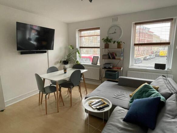 1 bed property, in Mile End Road, £250,000