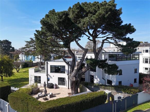 5 bed property, in Kings Saltern Road, £2,395,000