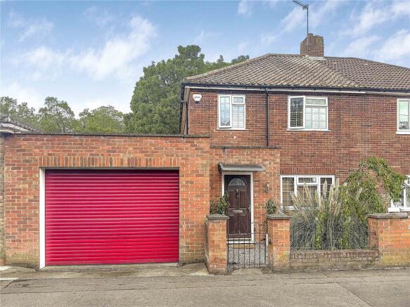 3 bed property, in Mill Farm Crescent, £600,000