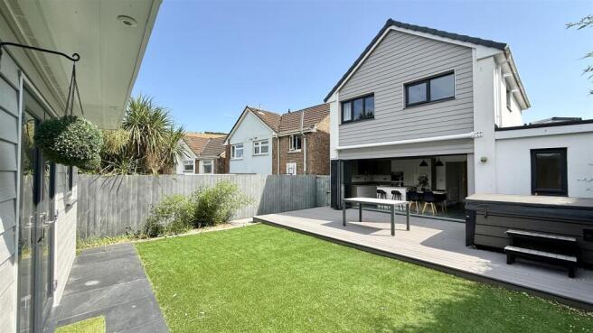 4 bed property, in Silvan Drive, £500,000