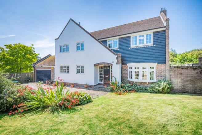 4 bed property, in Orchard Court, £750,000