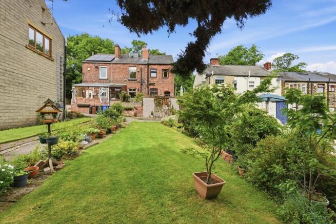 2 bed property, in Church Street, £155,000