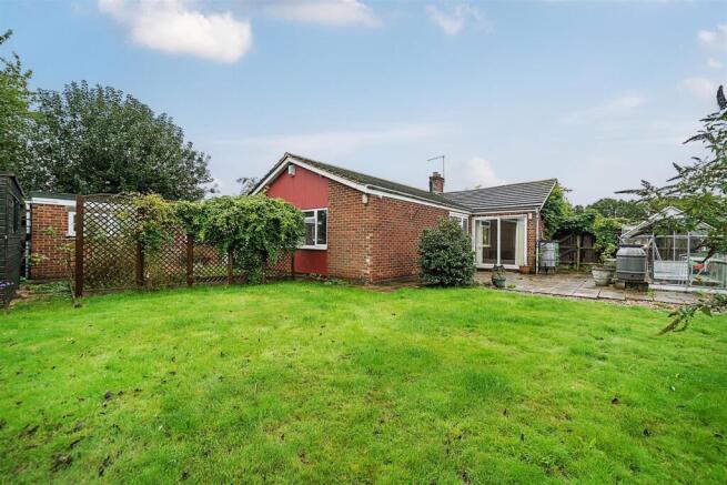 3 bed property, in Orchard Glade, £315,000