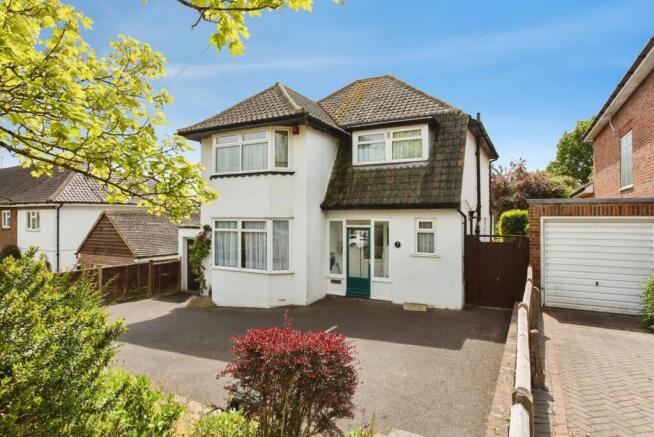 4 bed property, in The Ridgeway, £850,000