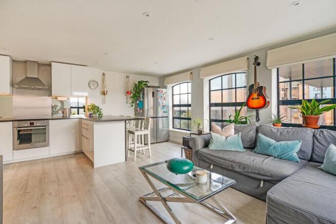 2 bed property, in Whitefriars Wharf, £295,000