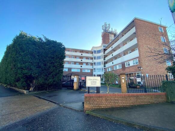 2 bed property, in London Road, £185,000