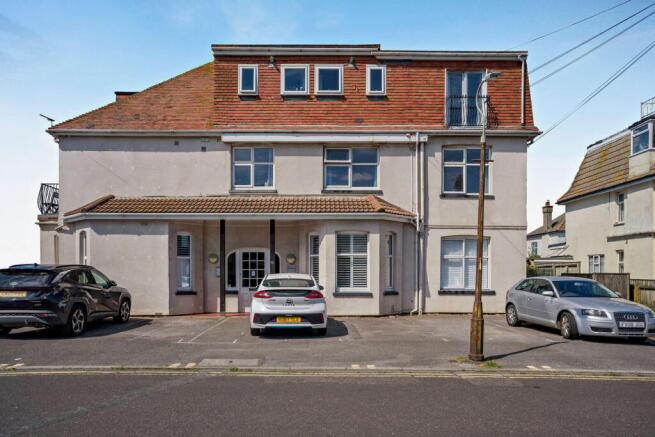 2 bed property, in Southern Road, £245,000