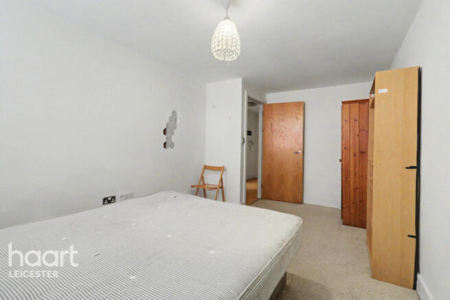 1 bed property, in East Street, £80,000