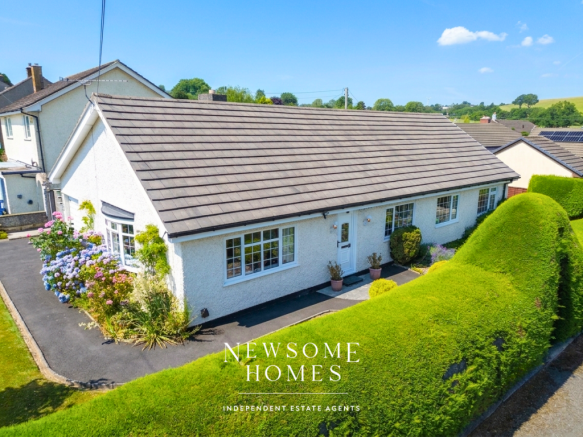 4 bed property, in Clawddnewydd, £300,000