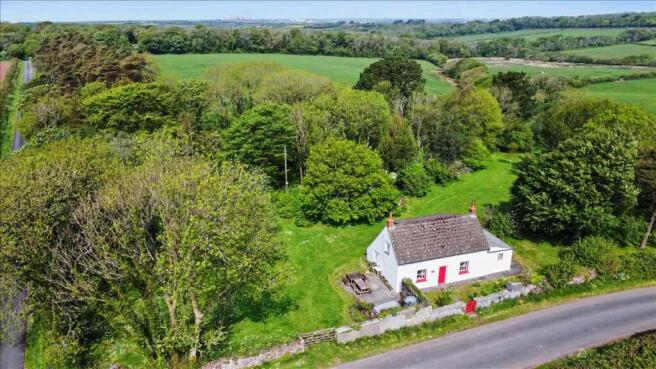 2 bed property, in Newbridge, £250,000
