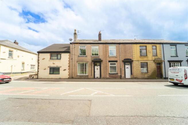 2 bed property, in Halifax Road, £140,000