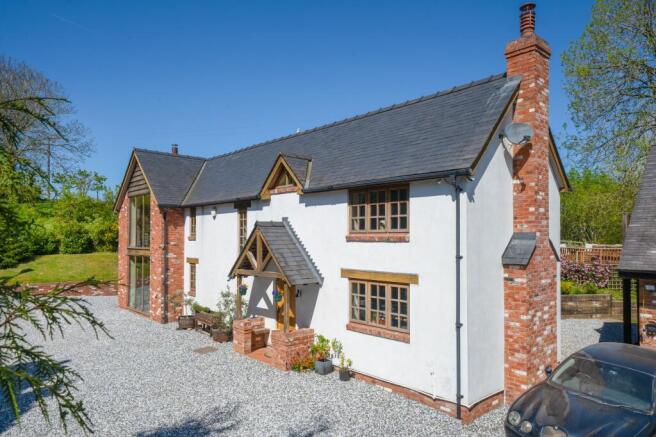4 bed property, in Leysters, £725,000