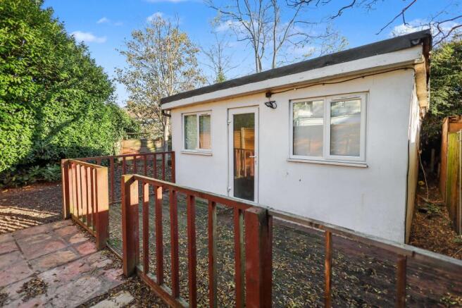 1 bed property, in Meadow Close, £100,000