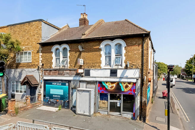 5 bed property, in Parish Lane, £825,000