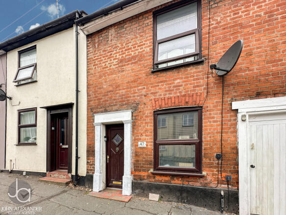 2 bed property, in Brook Street, £180,000