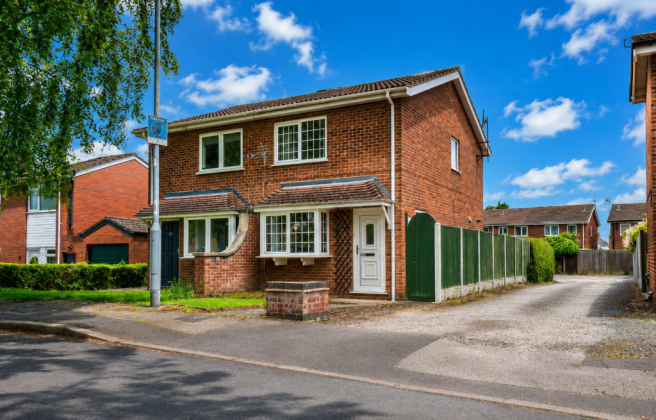 2 bed property, in Leys Road, £200,000