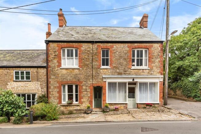 4 bed property, in The Square, £450,000