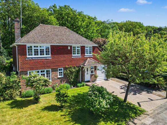 4 bed property, in Woodlands Close, £1,195,000