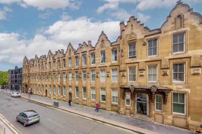 1 bed property, in Ingram Street, £135,000
