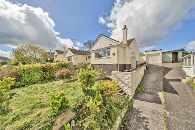2 bed property, in Roborough Gardens, £300,000