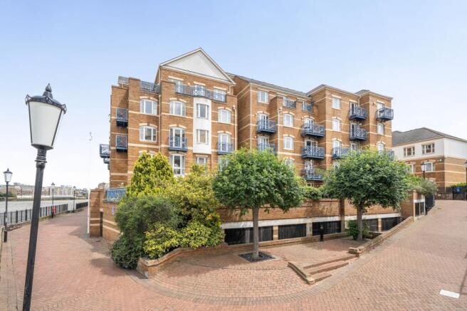 1 bed property, in King & Queen Wharf, £275,000