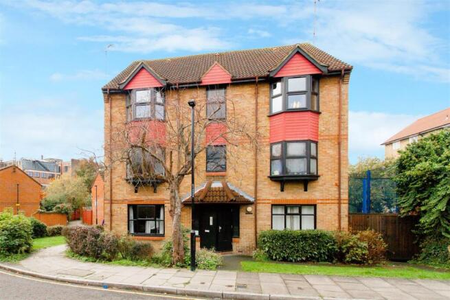 1 bed property, in Coopers Close, £375,000