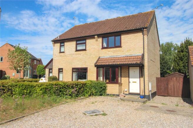 2 bed property, in Poppy Close, £210,000