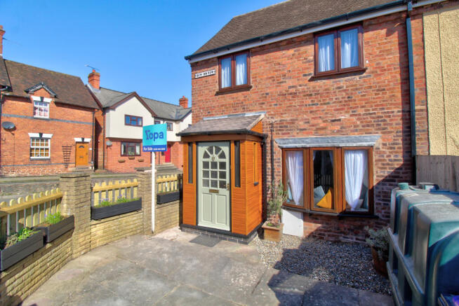 2 bed property, in New Inn Row, £185,000