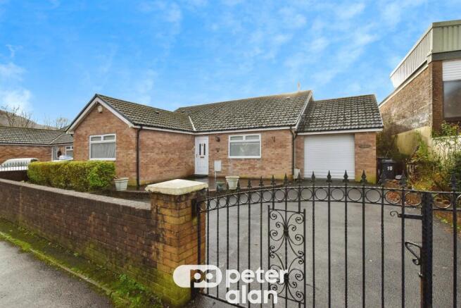 3 bed property, in Riverside Close, £280,000