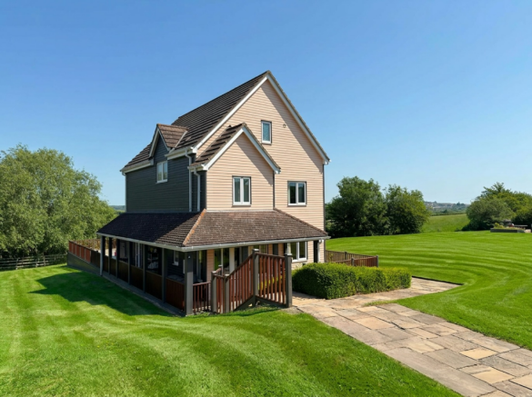 4 bed property, in 26 Wiltshire Crescent, £550,000