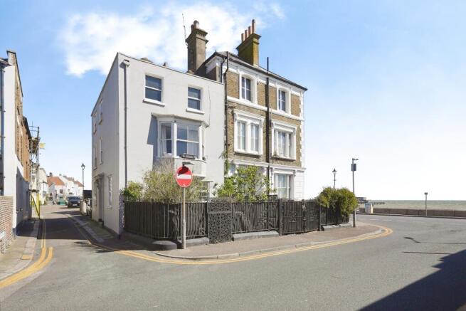 3 bed property, in Beach Street, £550,000