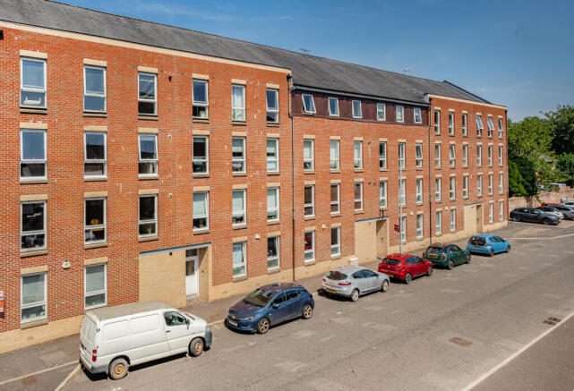 2 bed property, in Mcphail Street, £185,000