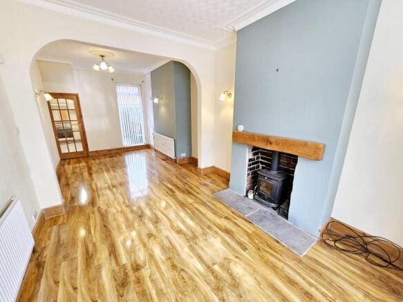 2 bed property, in Spring Bank, £135,000