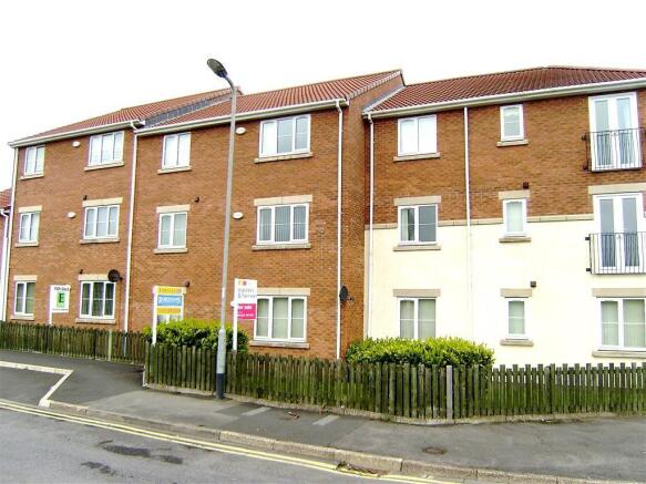 2 bed property, in Warren Road, £39,000