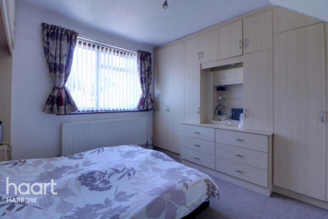 4 bed property, in Kenmore Avenue, £575,000