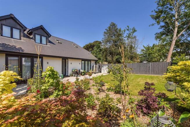 4 bed property, in Locks Heath Park Road, £649,950