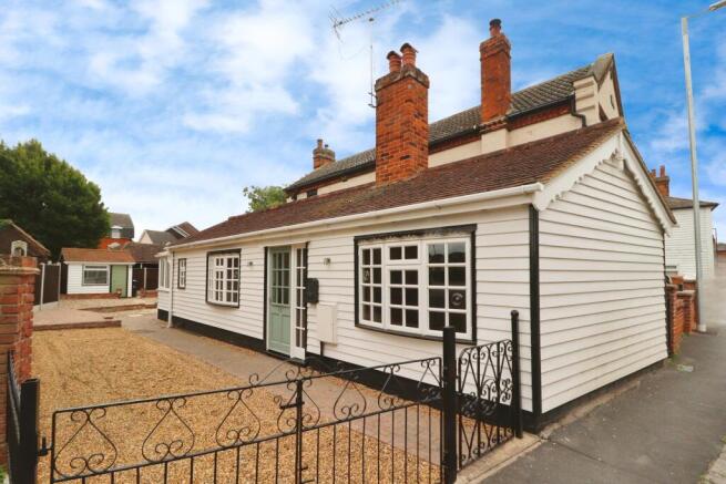 1 bed property, in Station Road, £270,000