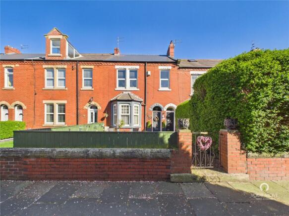 2 bed property, in Hayward Avenue, £90,000