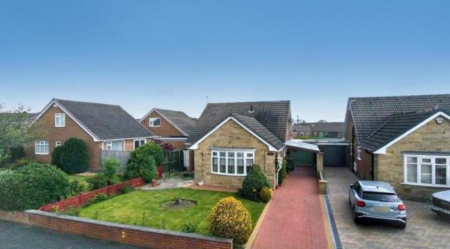 2 bed property, in Chingford Grove, £230,000