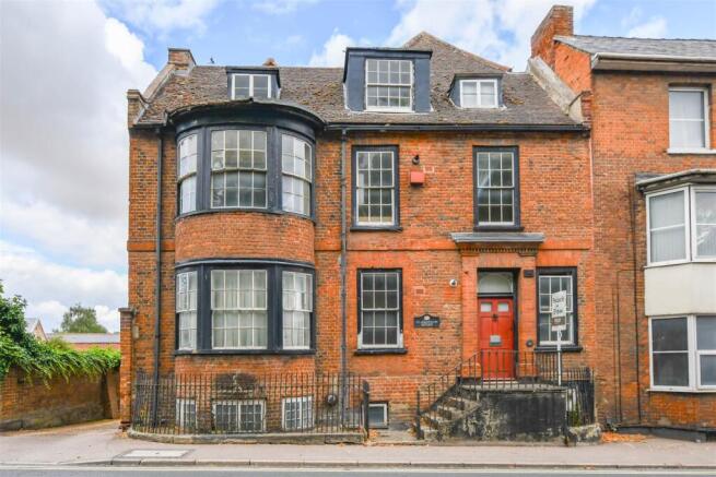 2 bed property, in 194 High Street, £90,000