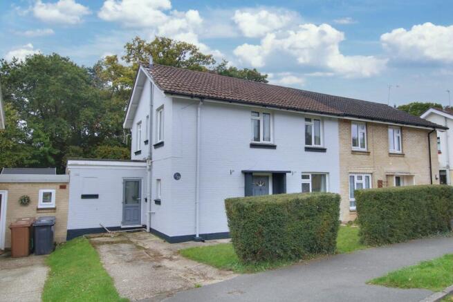 3 bed property, in Awbridge, £350,000
