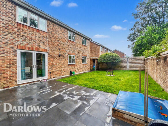 4 bed property, in Manor Court, £450,000
