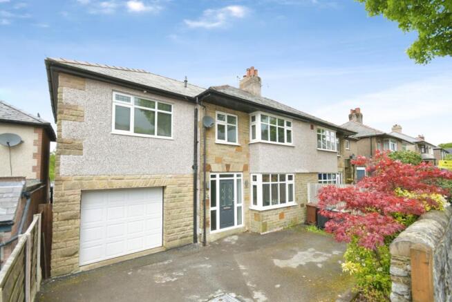 4 bed property, in Macclesfield Old Road, £425,000