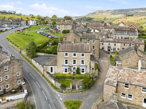 6 bed property, in The Laurels, £625,000
