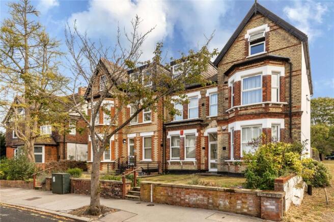 2 bed property, in Birdhurst Rise, £300,000