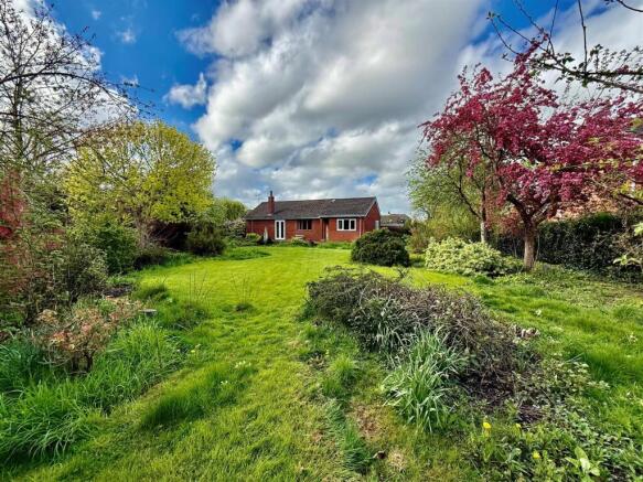 2 bed property, in Yew Tree Avenue, £220,000
