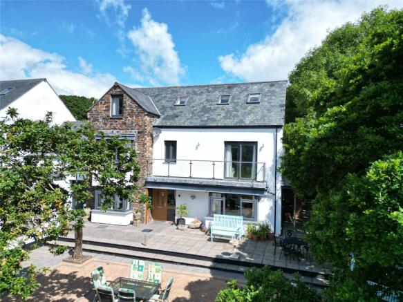 6 bed property, in Elgin Close, £775,000