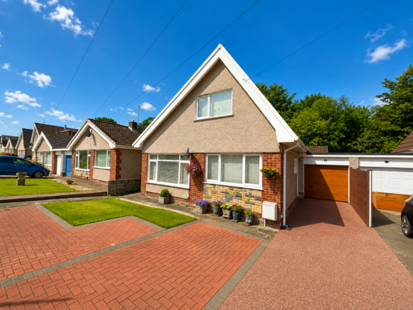 3 bed property, in 21 Furzeland Drive, £285,000