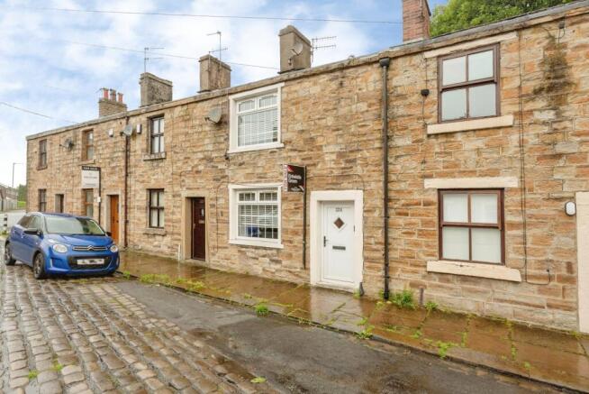 2 bed property, in Lowerhouse Lane, £185,000