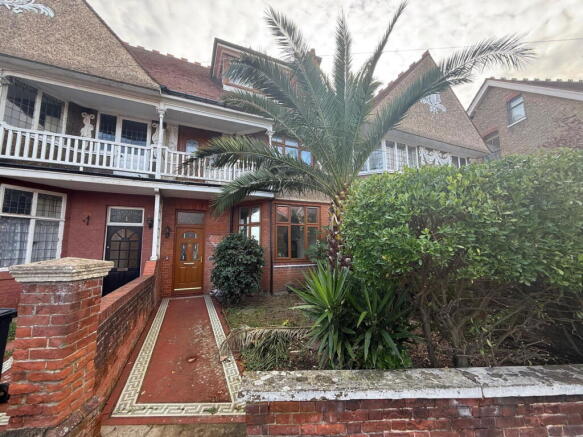 6 bed property, in Prices Avenue, £425,000